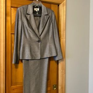 LeSuit size 14 jacket and pants fully lined. Inseam 31”. Gray black